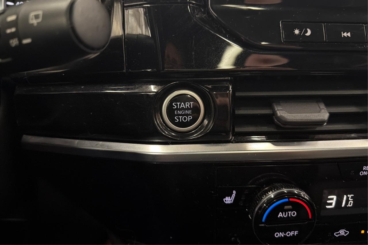 2022 Nissan Pathfinder SL Photo