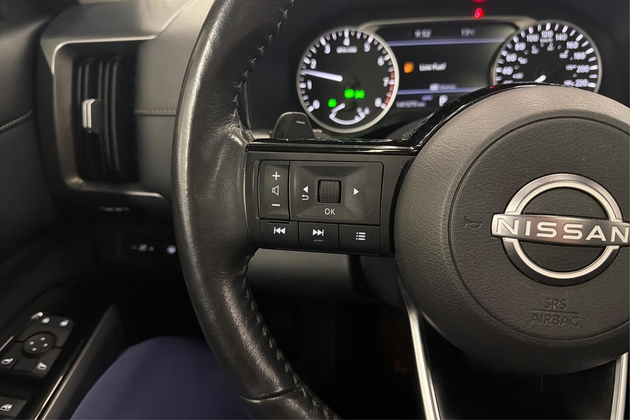 2022 Nissan Pathfinder SL Photo