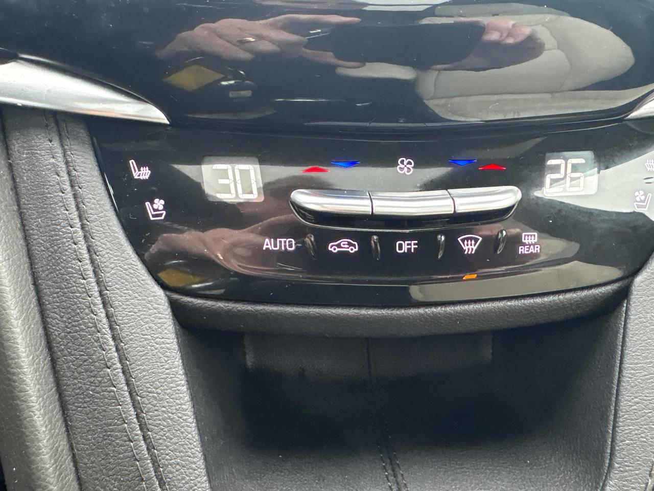 2024 Cadillac XT6 Sport AWD + 6 Pass + Tow Pkg + Low Kms + 1 Owner Photo