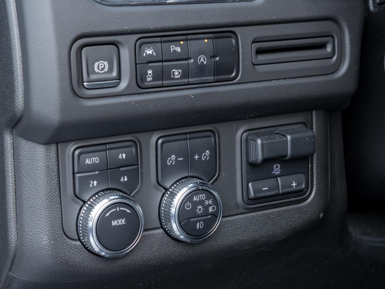 2023 GMC Yukon XL 4WD 4dr SLT Photo