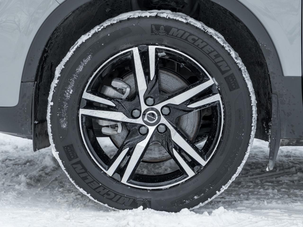 2025 Volvo XC40 B5 AWD Core Bright Theme  CPO FIN RATE  3.49%-4%* Photo