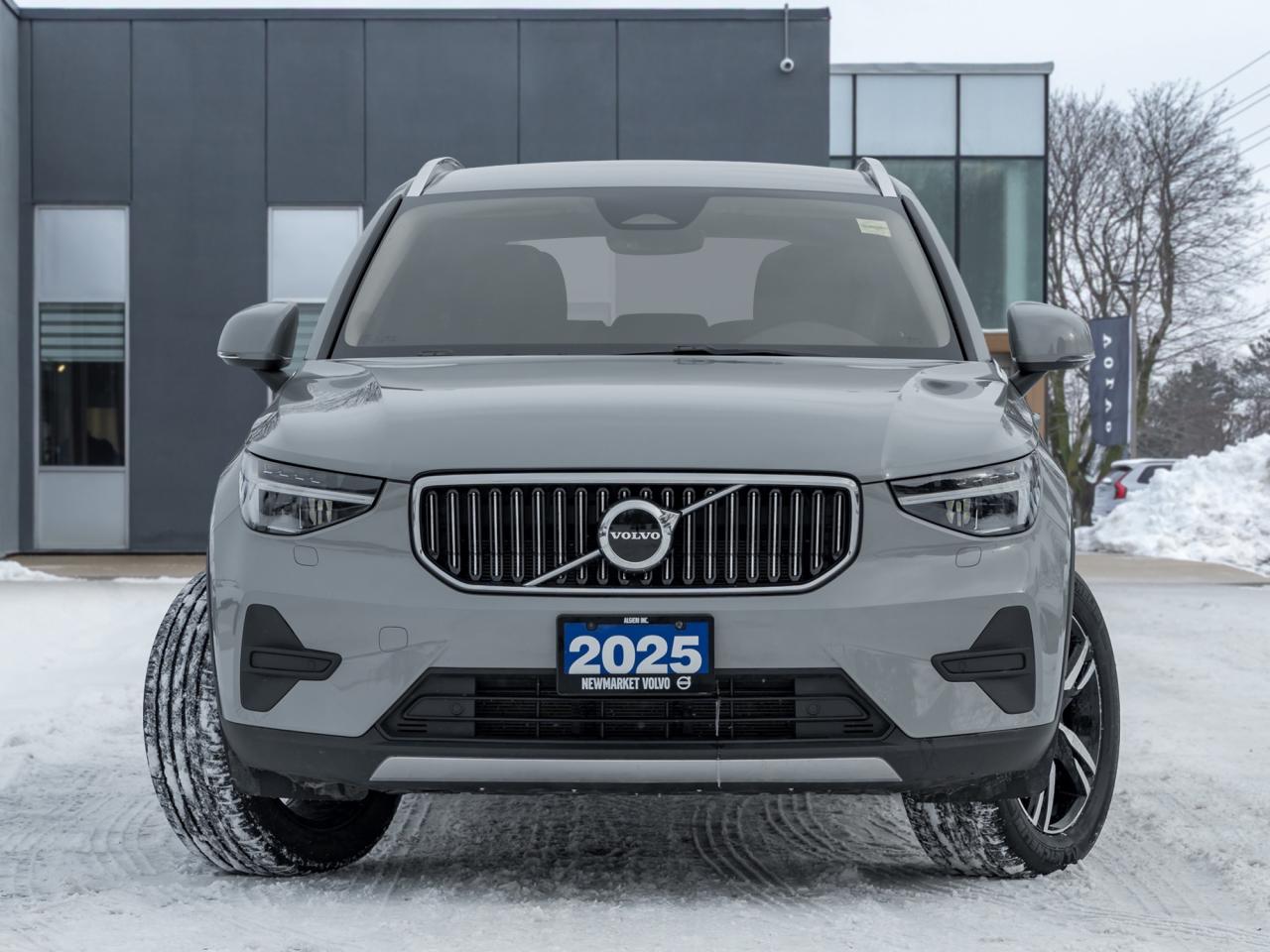 2025 Volvo XC40 B5 AWD Core Bright Theme  CPO FIN RATE  3.49%-4%* Photo