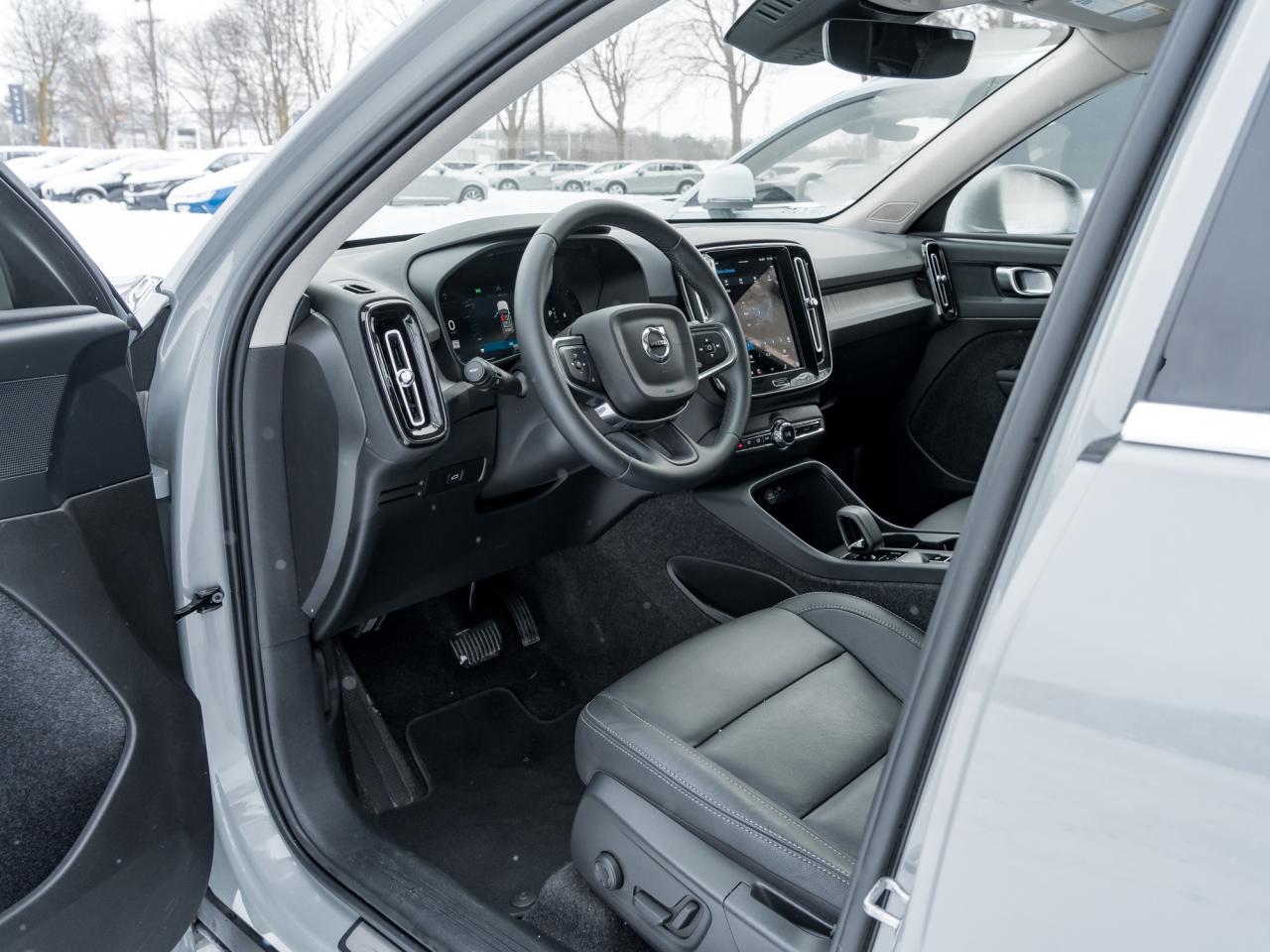 2025 Volvo XC40 B5 AWD Core Bright Theme  CPO FIN RATE  3.49%-4%* Photo