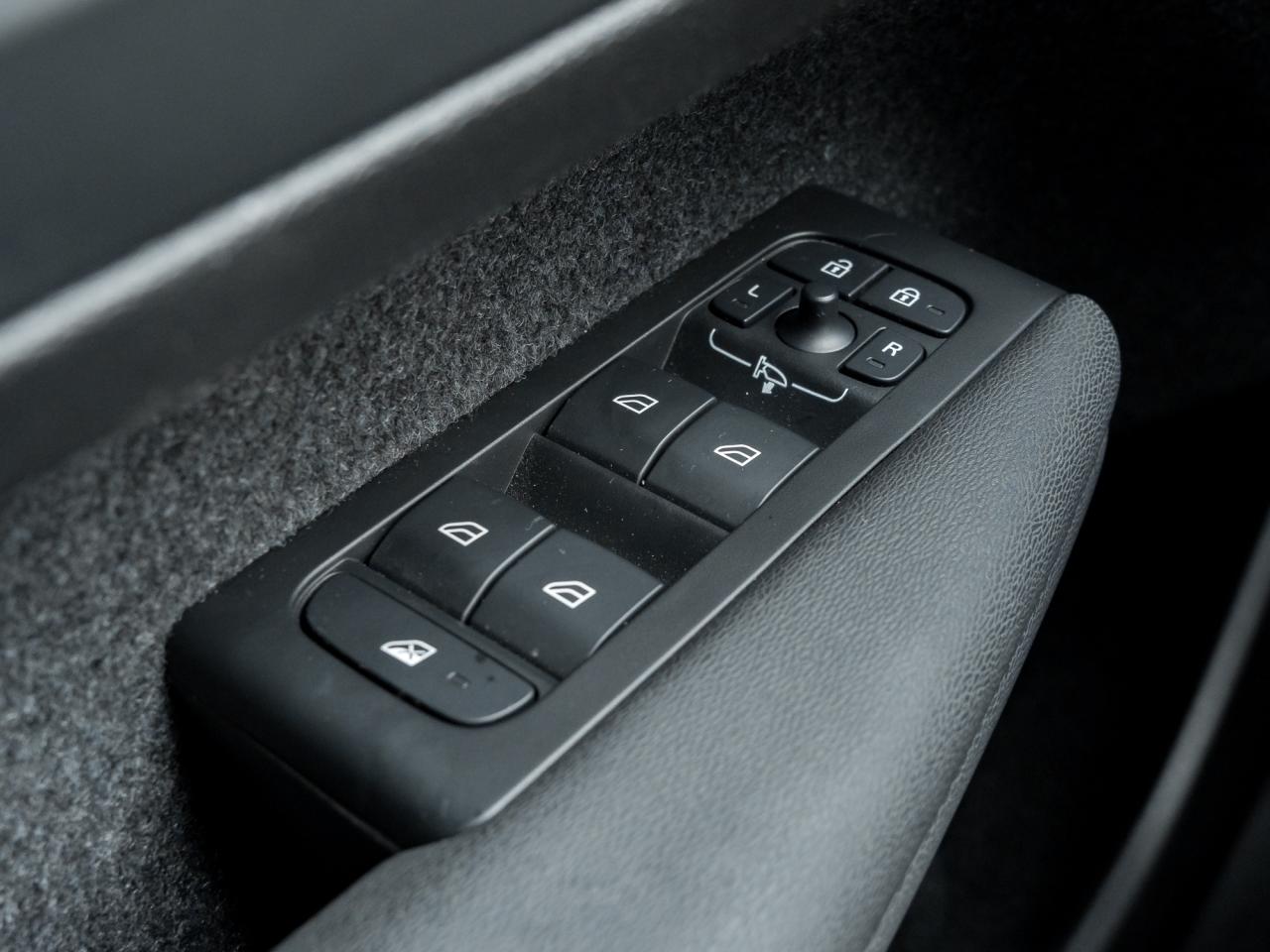 2025 Volvo XC40 B5 AWD Core Bright Theme  CPO FIN RATE  3.49%-4%* Photo