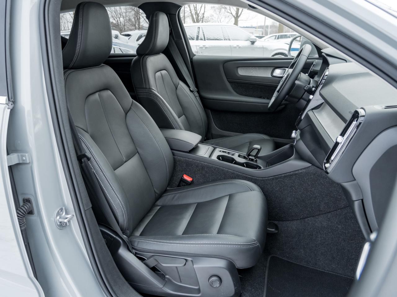 2025 Volvo XC40 B5 AWD Core Bright Theme  CPO FIN RATE  3.49%-4%* Photo