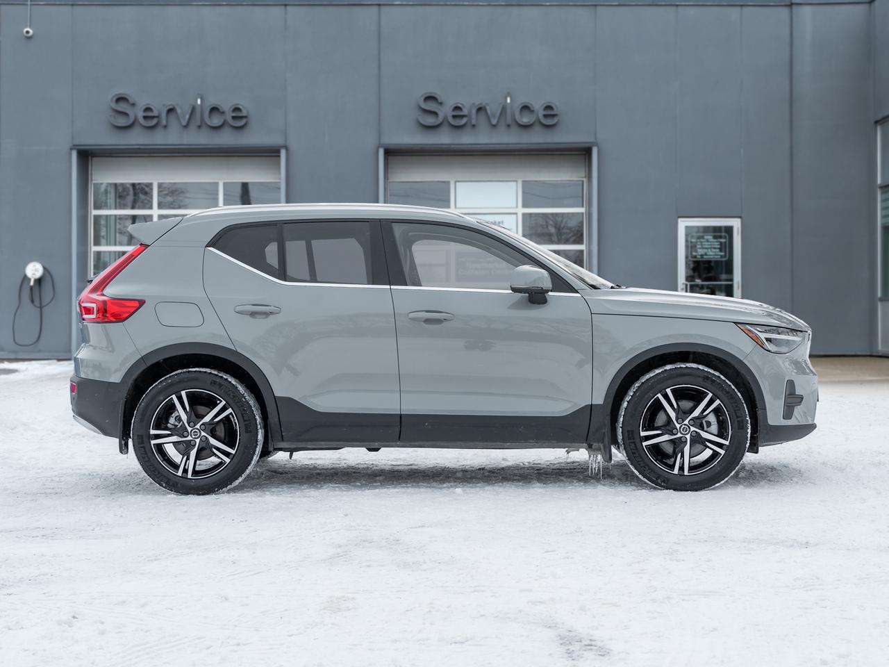 2025 Volvo XC40 B5 AWD Core Bright Theme  CPO FIN RATE  3.49%-4%* Photo4