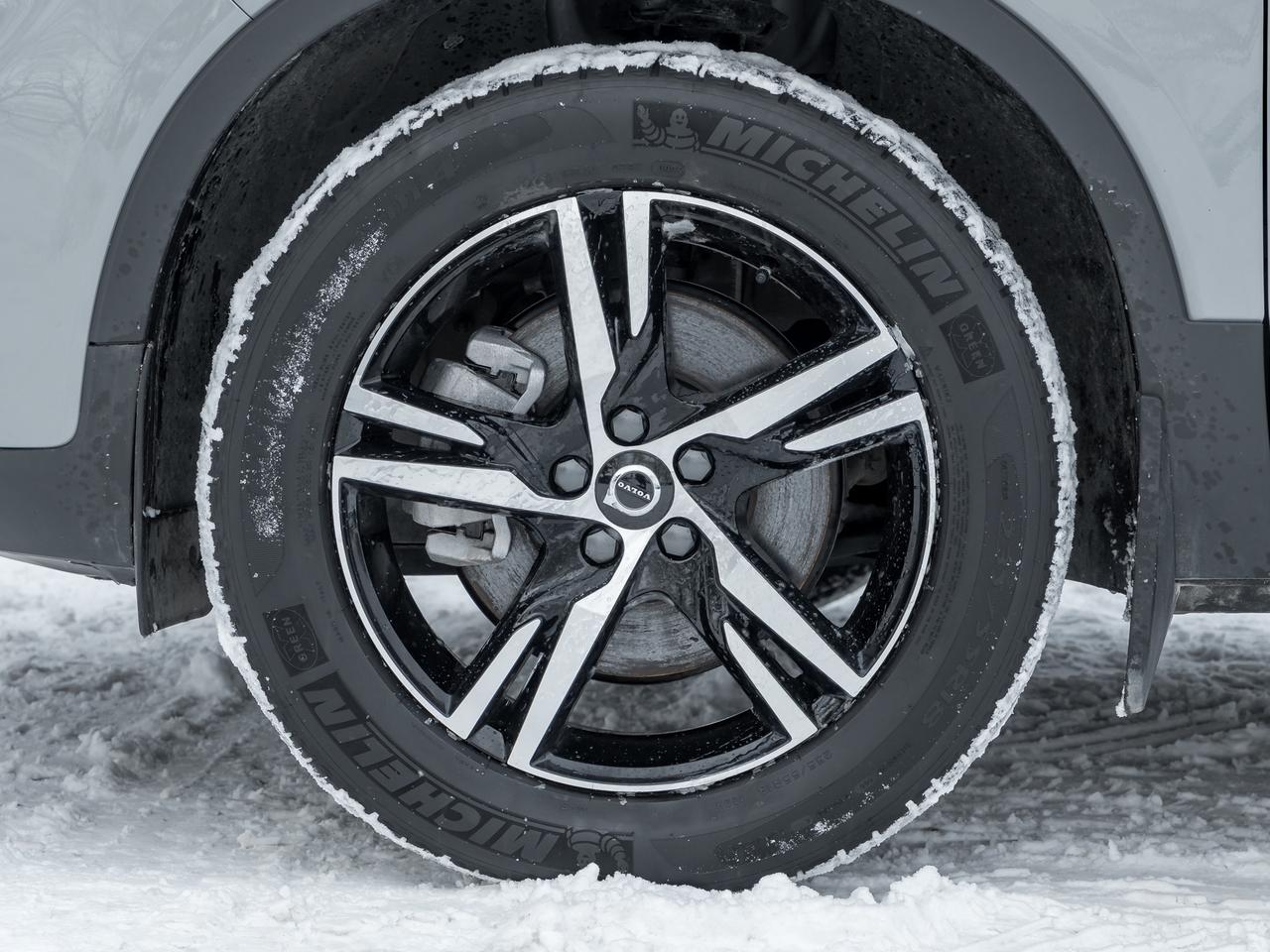 2025 Volvo XC40 B5 AWD Core Bright Theme  CPO FIN RATE  3.49%-4%* Photo3