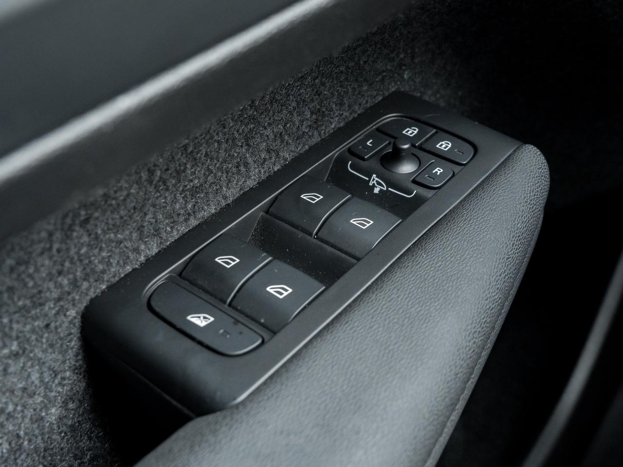 2025 Volvo XC40 B5 AWD Core Bright Theme  CPO FIN RATE  3.49%-4%* Photo