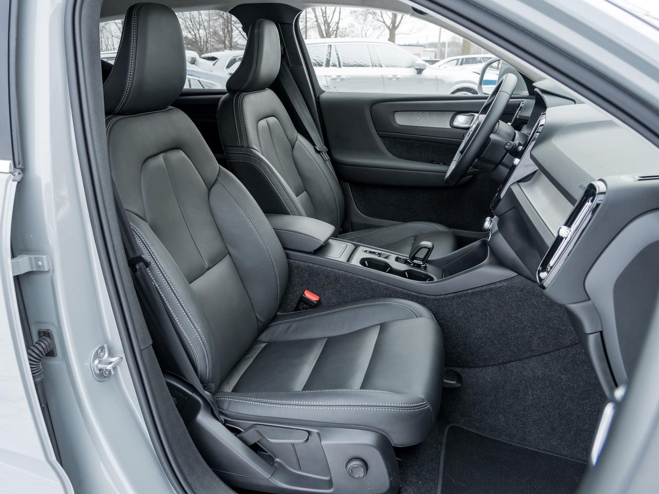 2025 Volvo XC40 B5 AWD Core Bright Theme  CPO FIN RATE  3.49%-4%* Photo