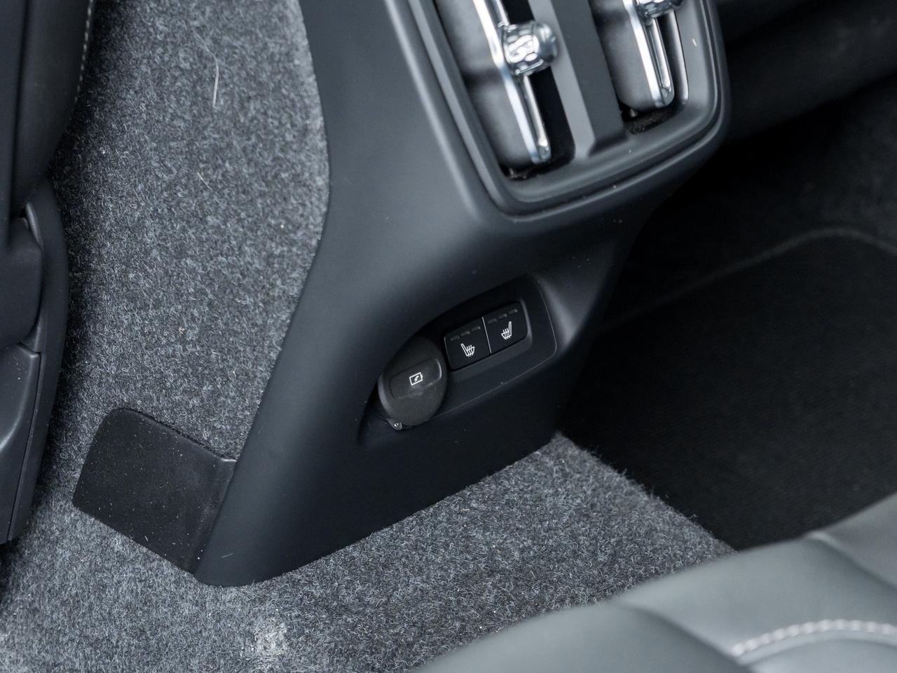 2025 Volvo XC40 B5 AWD Core Bright Theme  CPO FIN RATE  3.49%-4%* Photo