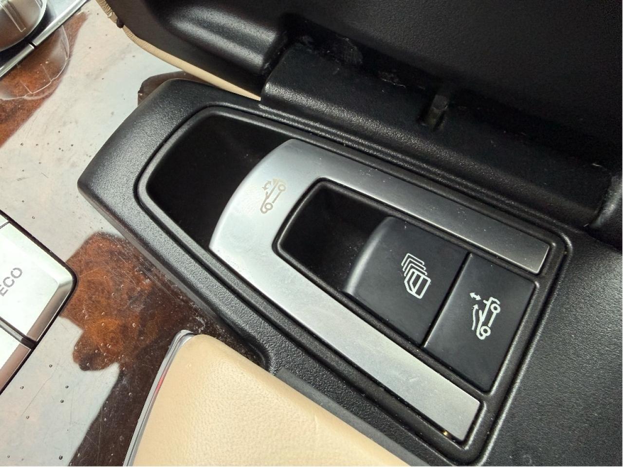 2013 Mercedes-Benz SL-Class SL 550 1 Owner CleanCarfax Loaded LowKMs Certified Photo