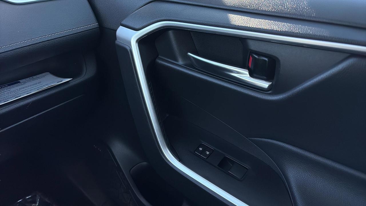 2021 Toyota RAV4 Hybrid XLE Photo