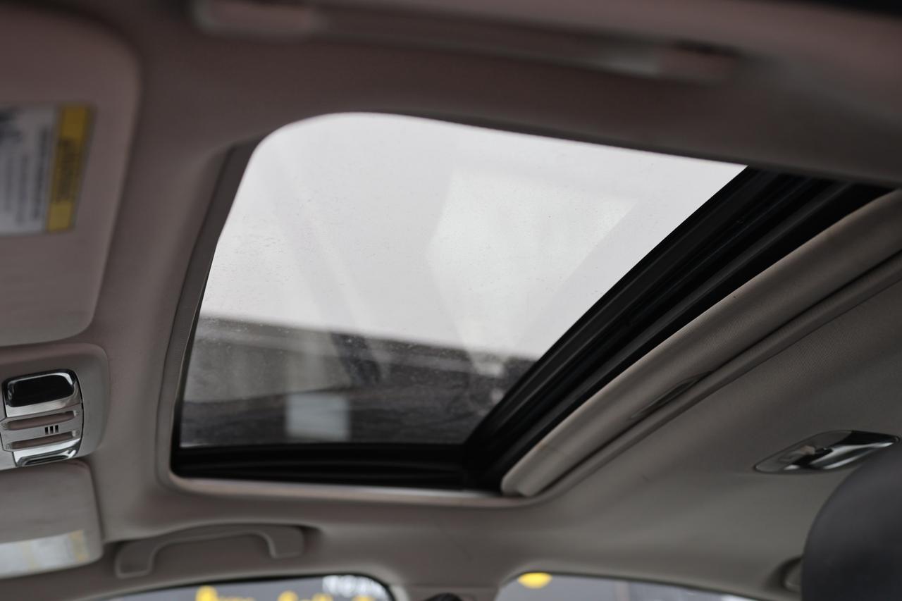 2015 Subaru Legacy LIMITED-3.6R-AWD/NAV/LEATHER/SUNROOF/BLIS/F&R HEAT Photo