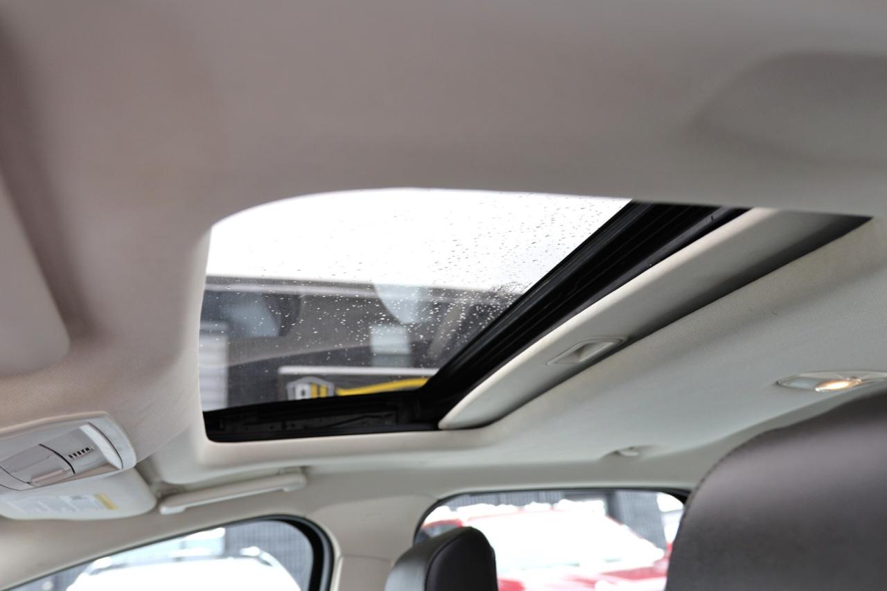 2018 Ford Focus TITANIUM-R STARTER/NAV/LEATHER/SUNROOF/BLUETOOTH/K Photo