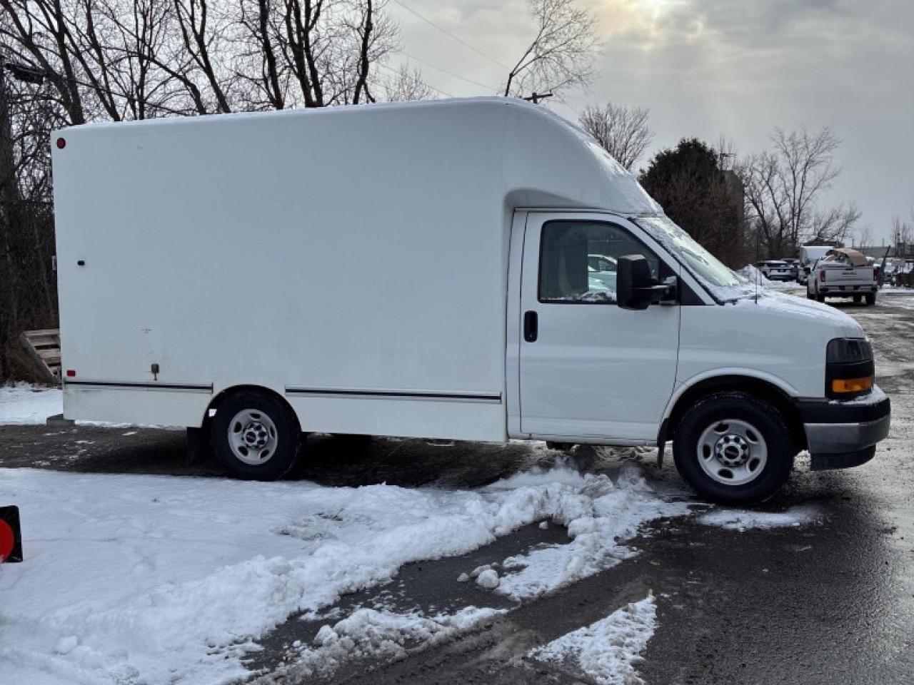 2017 GMC Savana G3500 - 12Ft Aerocell Box - 4.8L V8 Gas Photo