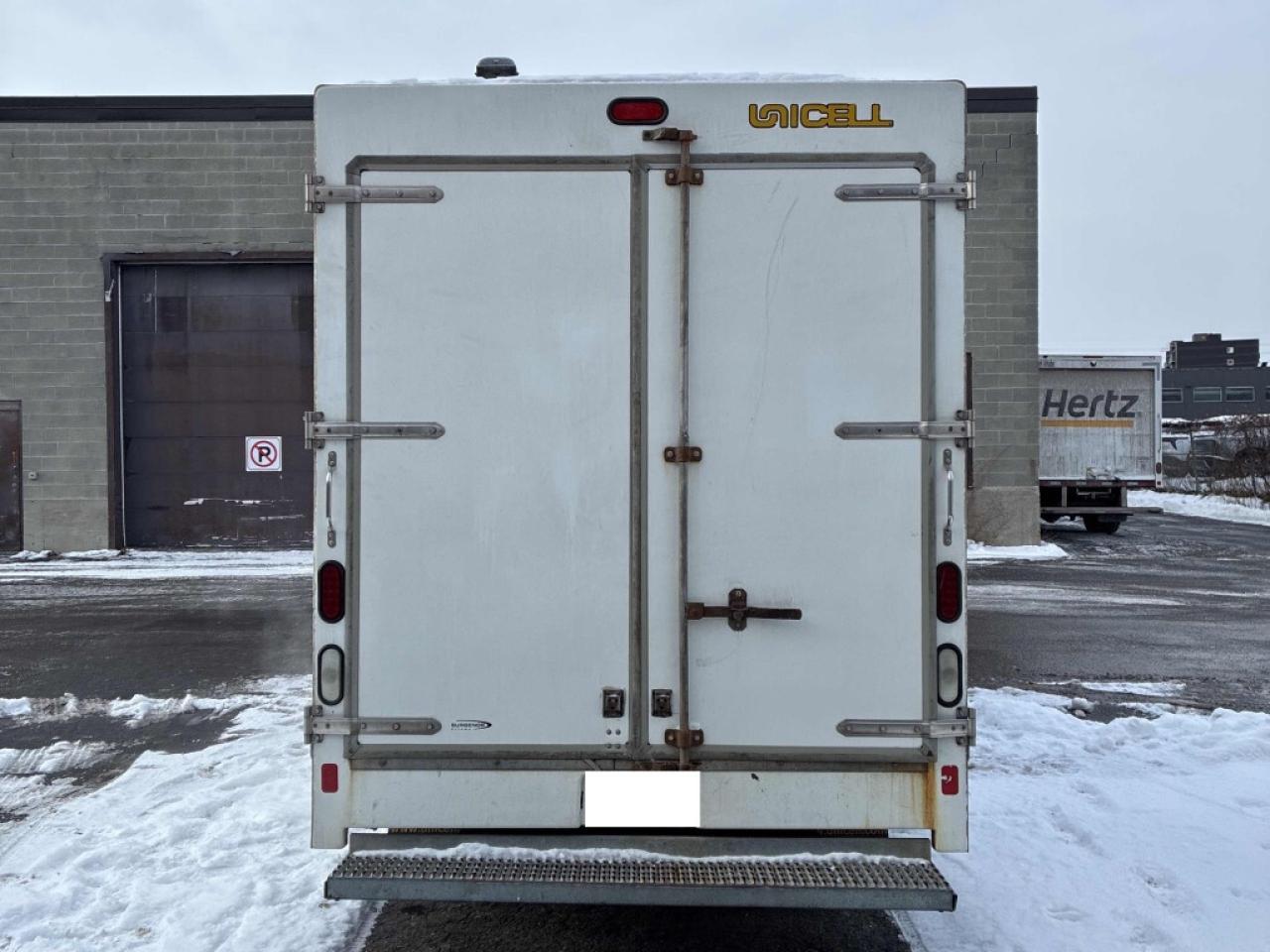 2017 GMC Savana G3500 - 12Ft Aerocell Box - 4.8L V8 Gas Photo