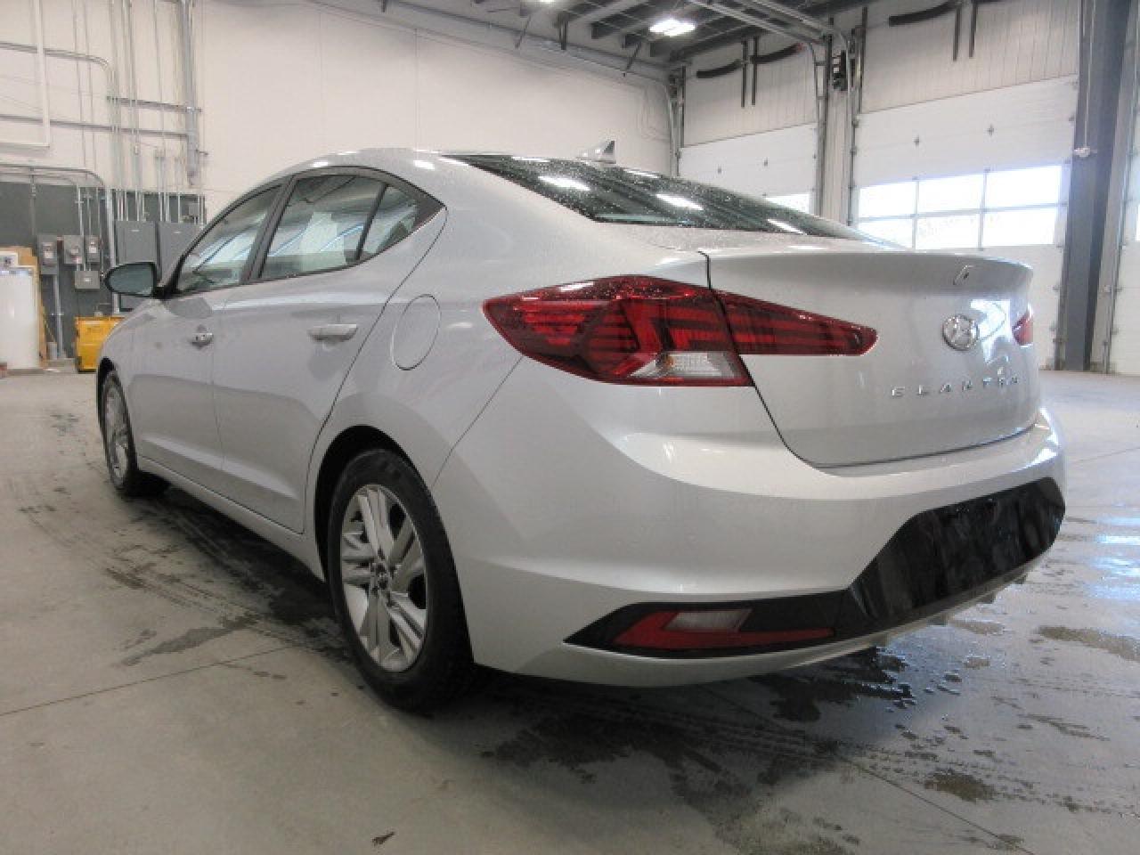 2020 Hyundai Elantra PREFERRED W/SUN & SAFETY PACKAGE, 149K! Photo4