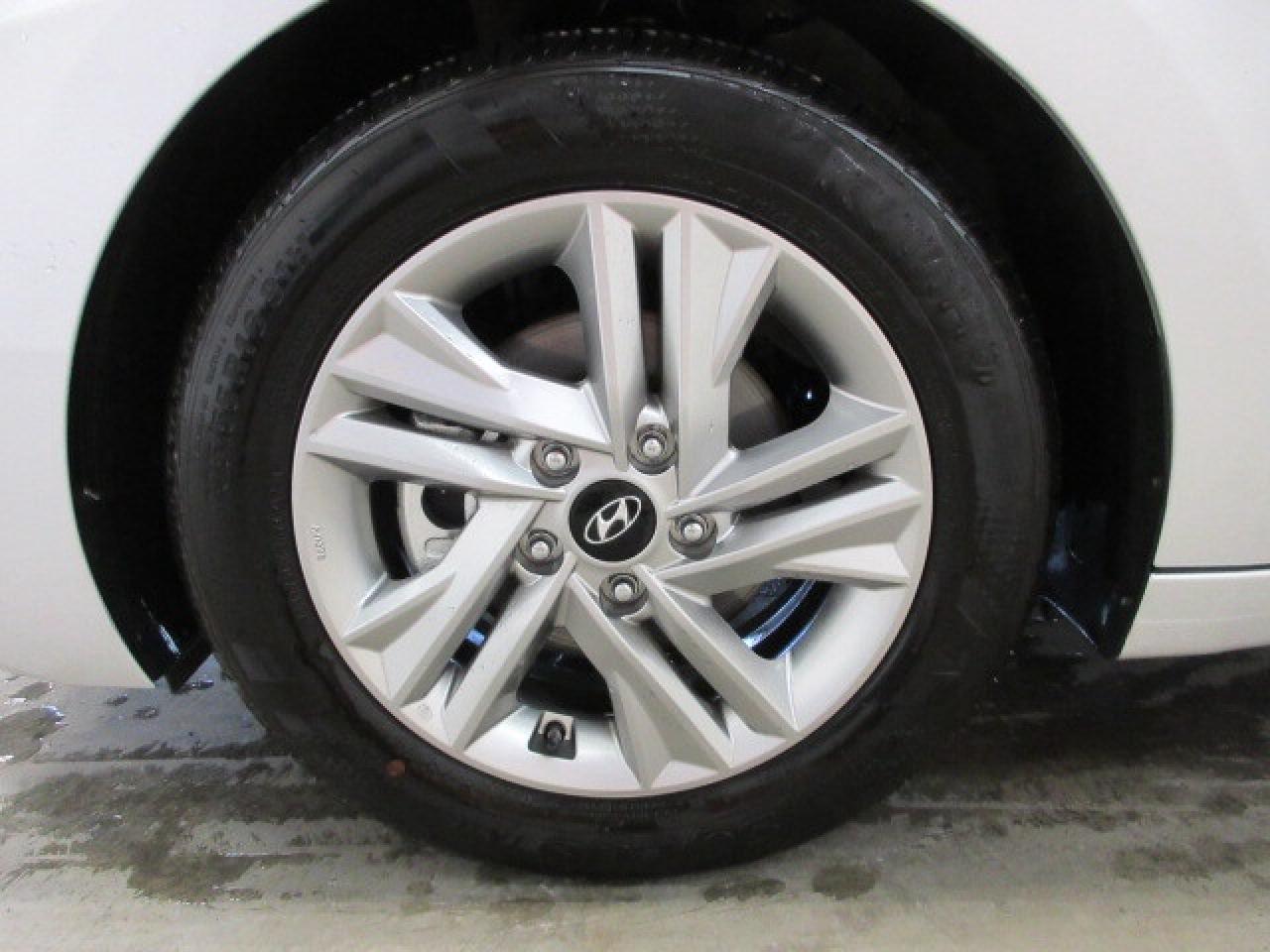 2020 Hyundai Elantra PREFERRED W/SUN & SAFETY PACKAGE, 149K! Photo