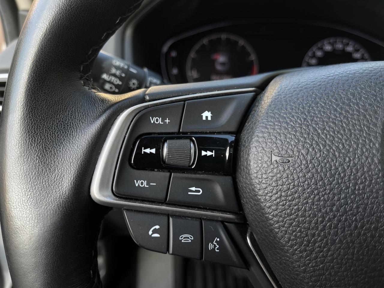 2019 Honda Accord TOURING Pearl White   FULLY LOADED   Leather   Ven Photo