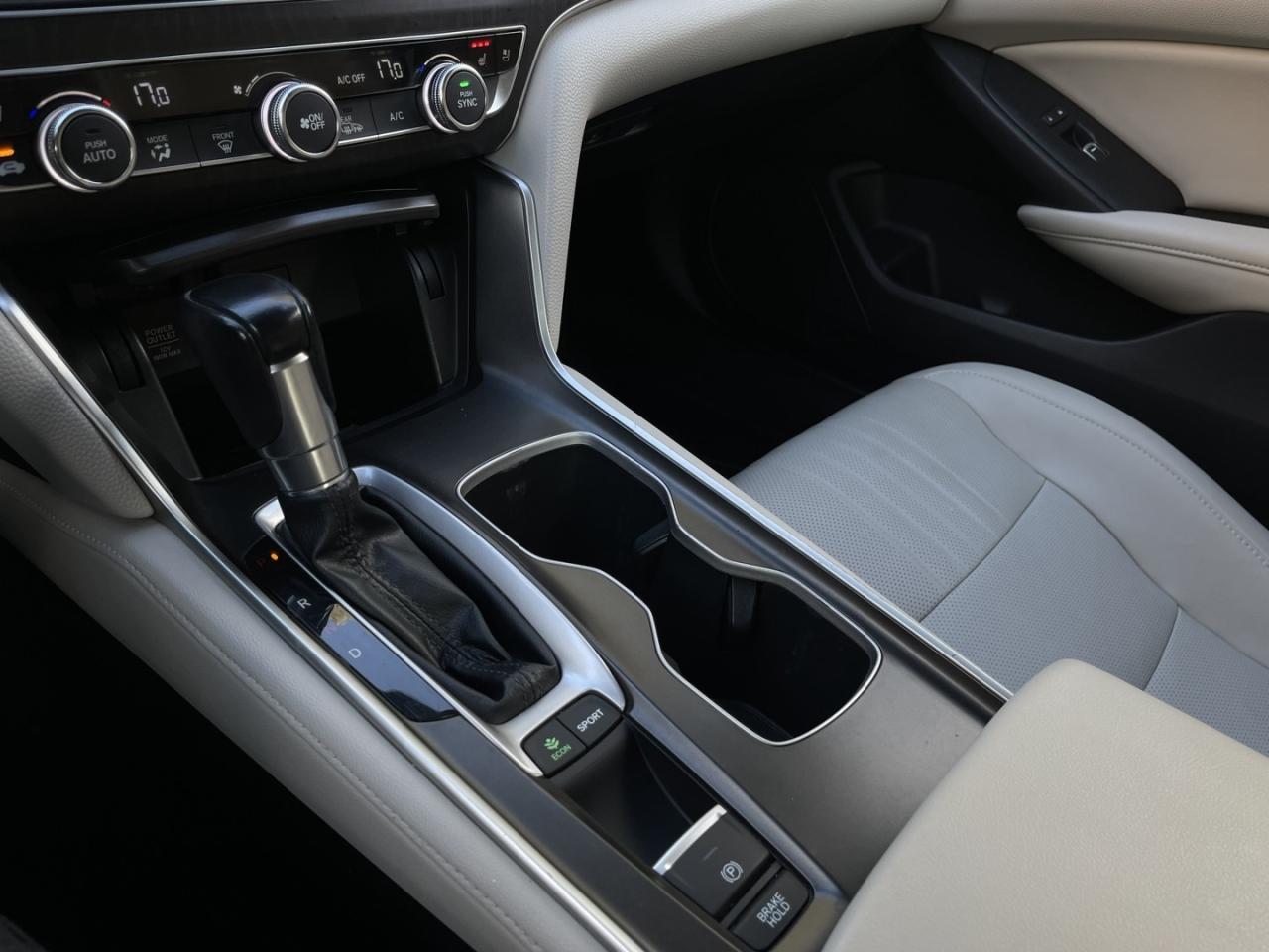 2019 Honda Accord TOURING Pearl White   FULLY LOADED   Leather   Ven Photo