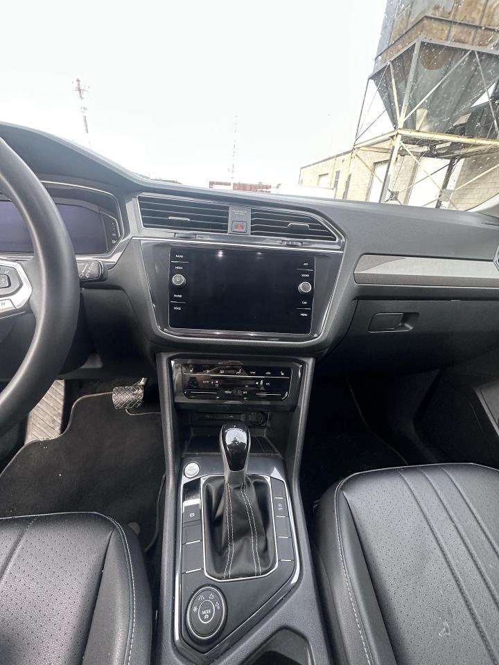 2024 Volkswagen Tiguan Comfortline 4MOTION, SUN ROOF, LEATHER INT, ALLOYS Photo