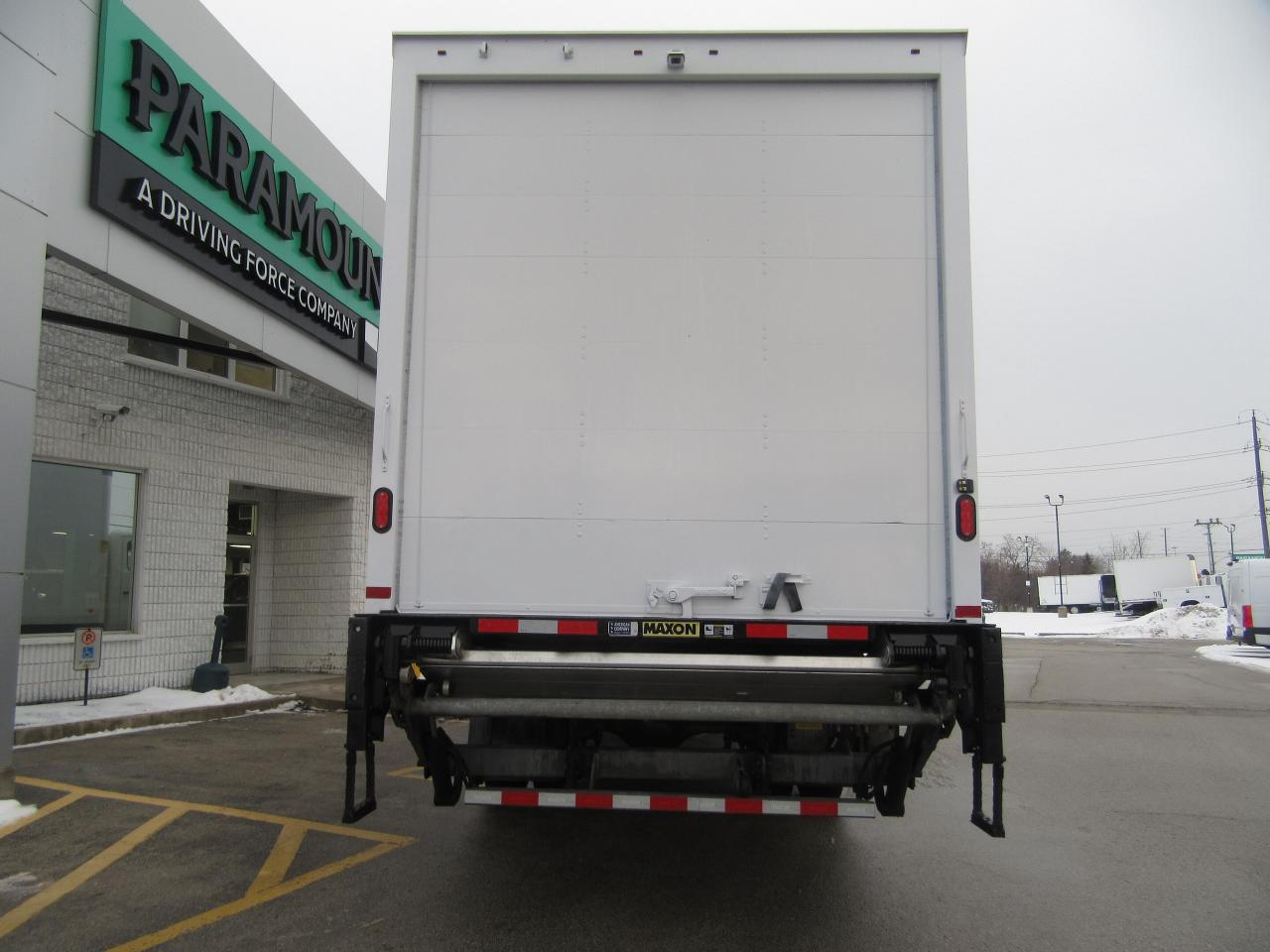 2023 Hino L7 WITH 26FT BOX LARGE ALUMINUM POWER LIFTGATE & RAMP Photo3