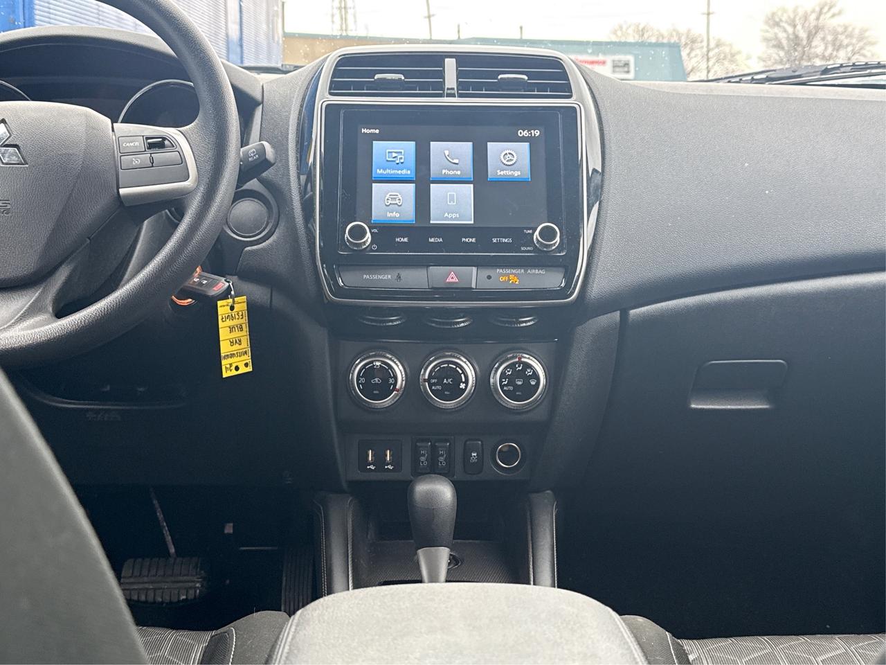 2024 Mitsubishi RVR AWD HEATED SEATS MINT WE FINANCE ALL CREDIT! Photo