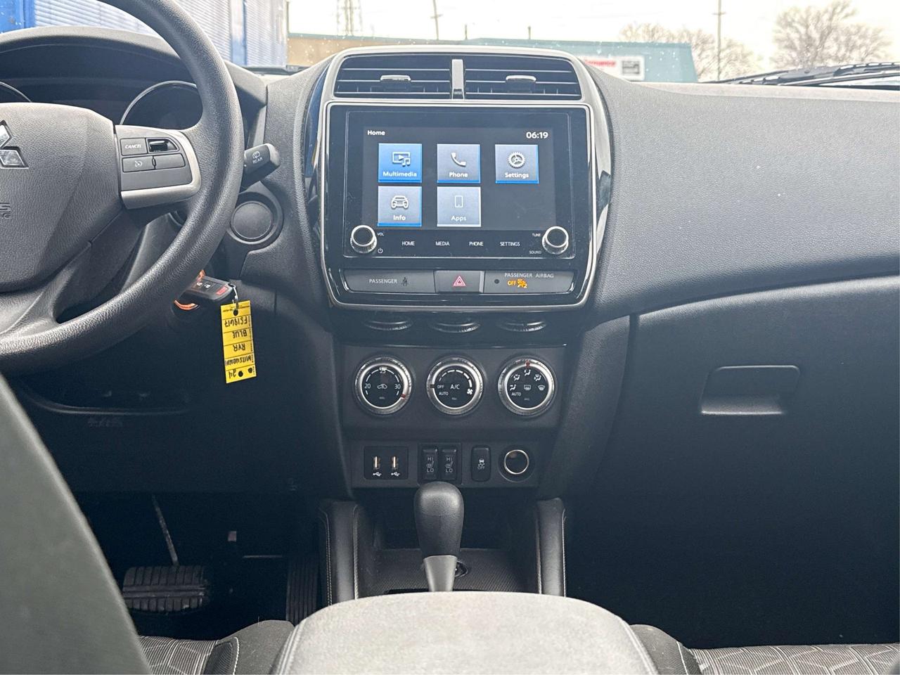 2024 Mitsubishi RVR AWD HEATED SEATS MINT WE FINANCE ALL CREDIT! Photo