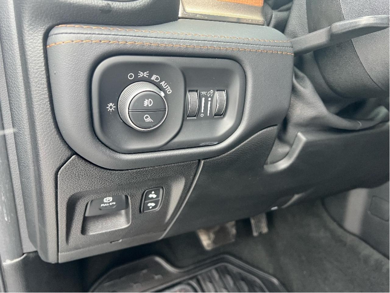 2021 RAM 1500 Longhorn Crew 4x4 V8 *LTHR *NAVI *SUN *MAX TOW Photo