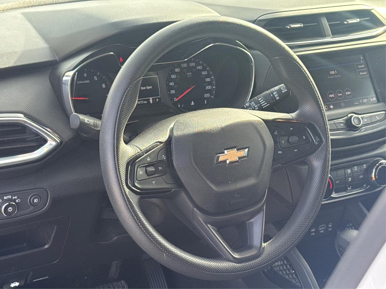 2023 Chevrolet TrailBlazer AWD HEATED SEATS REMOTE START WE FINANCE ALL CREDT Photo
