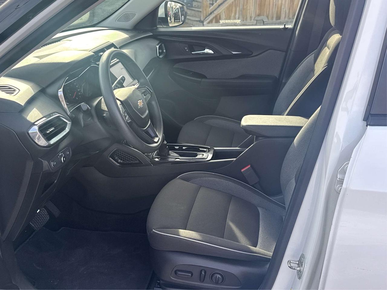 2023 Chevrolet TrailBlazer AWD HEATED SEATS REMOTE START WE FINANCE ALL CREDT Photo