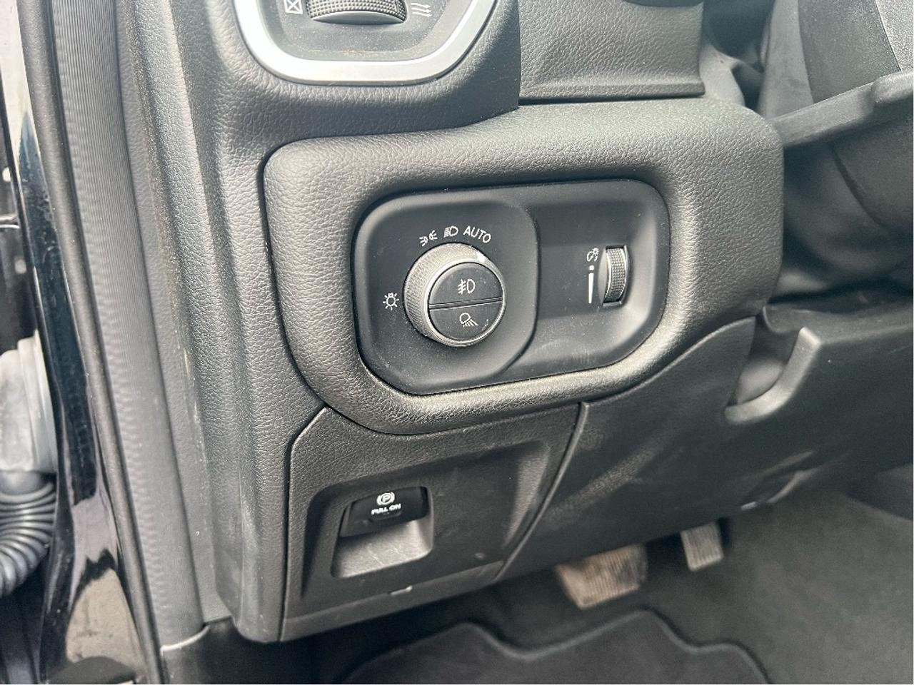 2022 RAM 1500 Big Horn Quad 4x2 V6 *CLEAN CARFAX *LOW KMS Photo