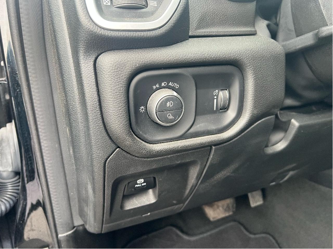 2022 RAM 1500 Big Horn Quad 4x2 V6 *CLEAN CARFAX *LOW KMS Photo