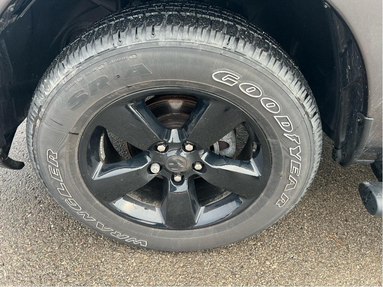 2023 RAM 1500 Classic Express Crew 4x4 V6 *LTHR *LOW KMS *CLEAN CARFAX Photo