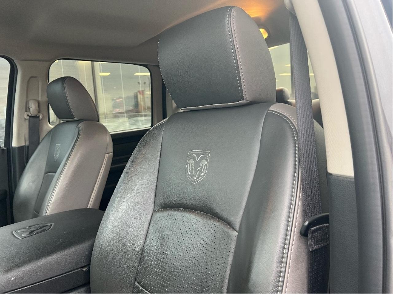 2023 RAM 1500 Classic Express Crew 4x4 V6 *LTHR *LOW KMS *CLEAN CARFAX Photo