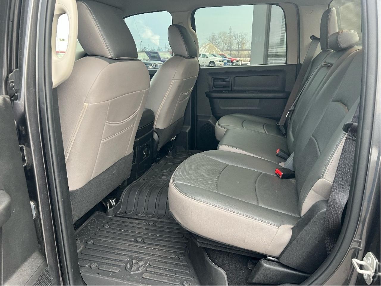 2023 RAM 1500 Classic Express Crew 4x4 V6 *LTHR *LOW KMS *CLEAN CARFAX Photo