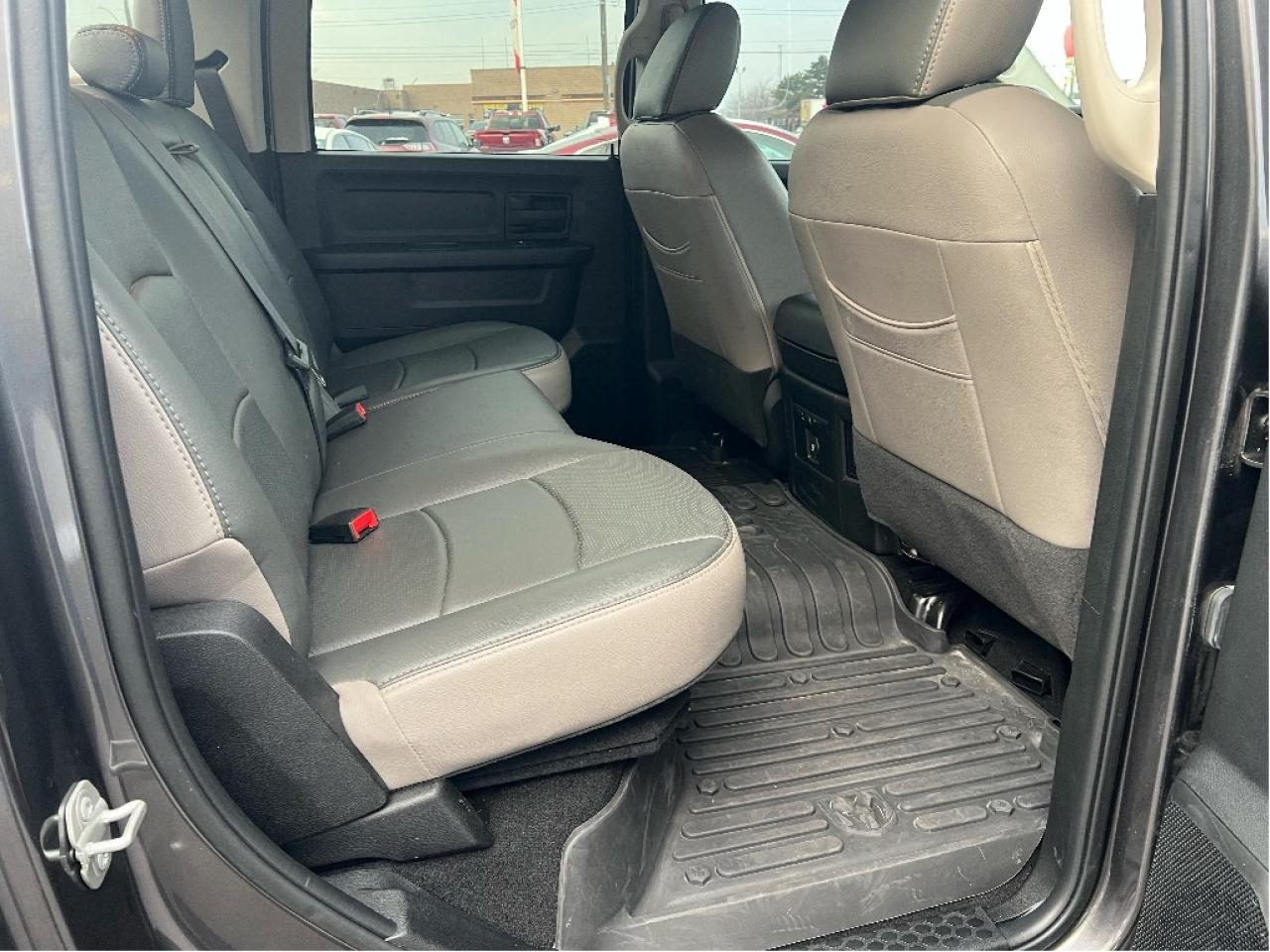 2023 RAM 1500 Classic Express Crew 4x4 V6 *LTHR *LOW KMS *CLEAN CARFAX Photo