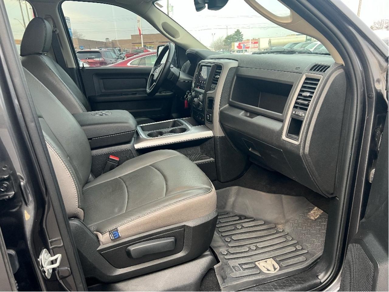 2023 RAM 1500 Classic Express Crew 4x4 V6 *LTHR *LOW KMS *CLEAN CARFAX Photo