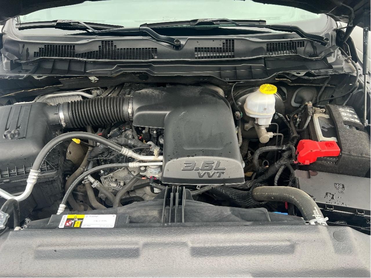 2023 RAM 1500 Classic Express Crew 4x4 V6 *LTHR *LOW KMS *CLEAN CARFAX Photo