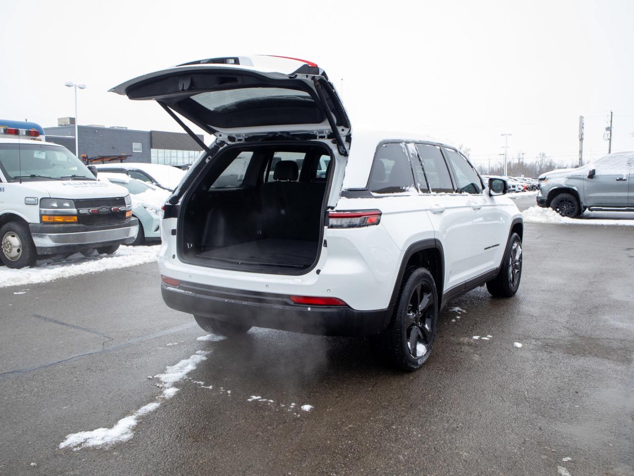 2022 Jeep Grand Cherokee Altitude- Remote Start & Heated Steering Photo