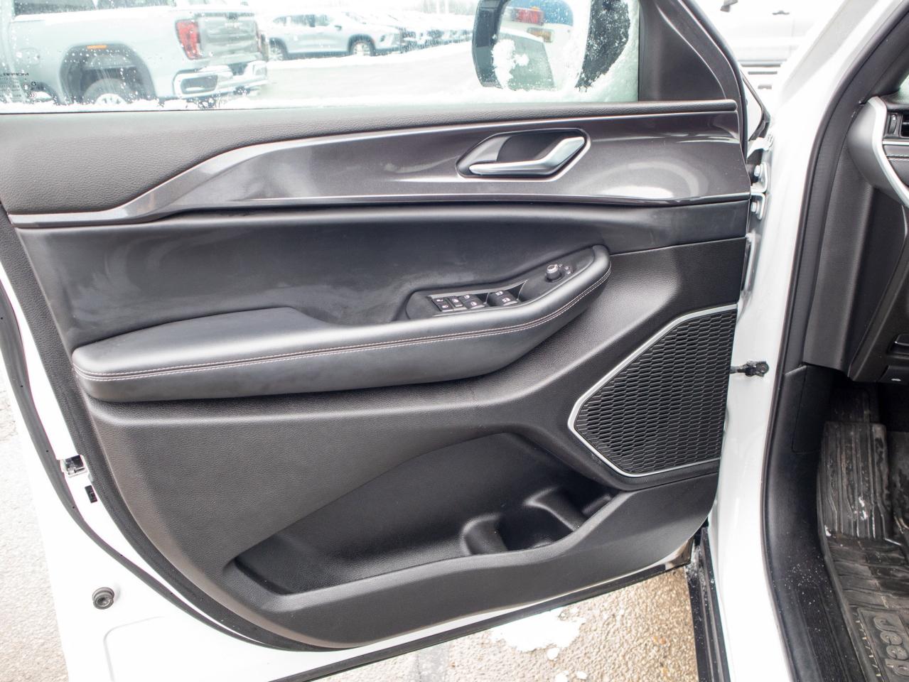 2022 Jeep Grand Cherokee Altitude- Remote Start & Heated Steering Photo