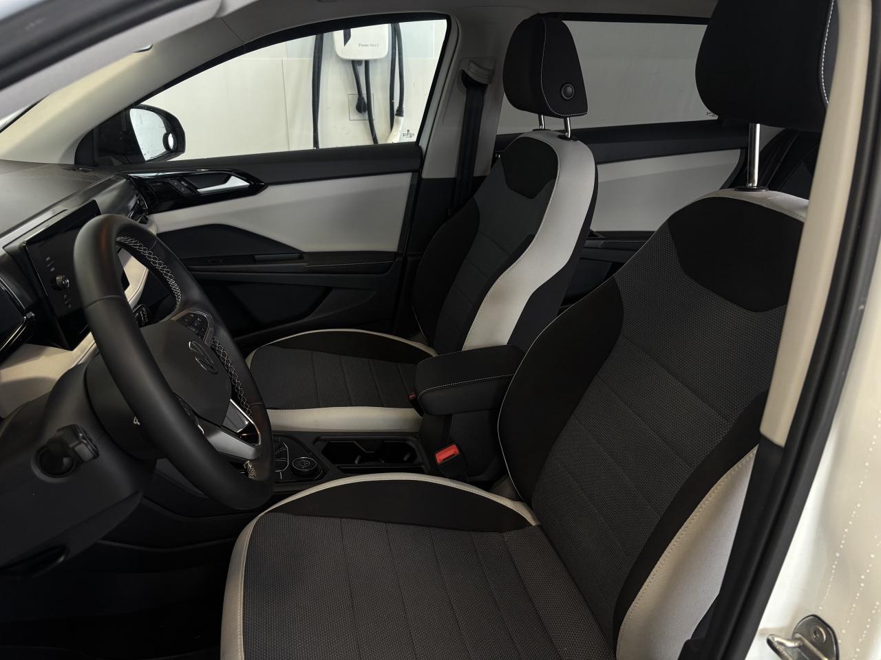 2025 Volkswagen Taos TRENDLINE   1 OWNER   CLEAN CARFAX   APPLE CARPLAY Photo