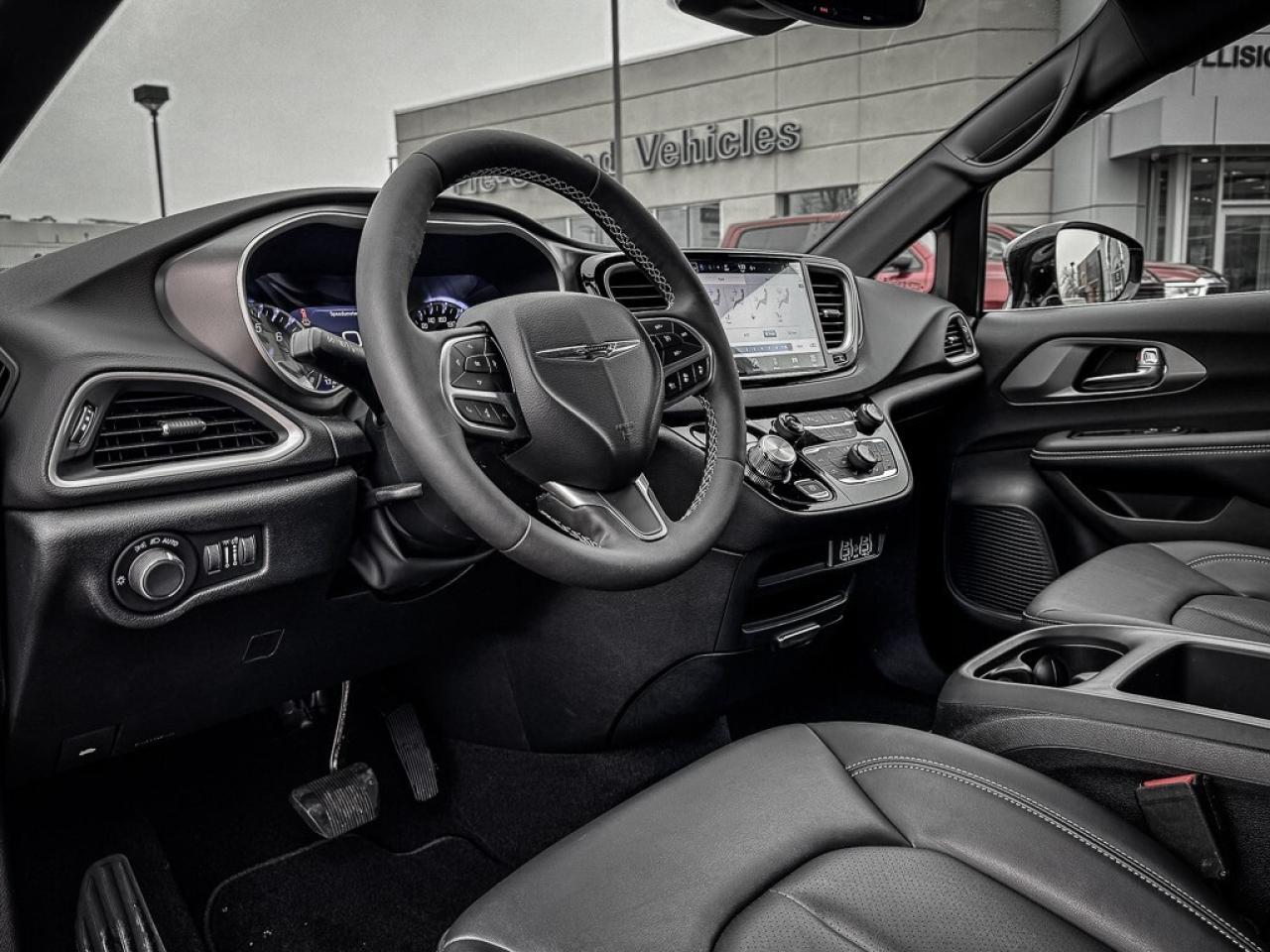 2025 Chrysler Grand Caravan SXT   PWR DOORS   HEATED SEATS   CARPLAY   ADAPTIV Photo