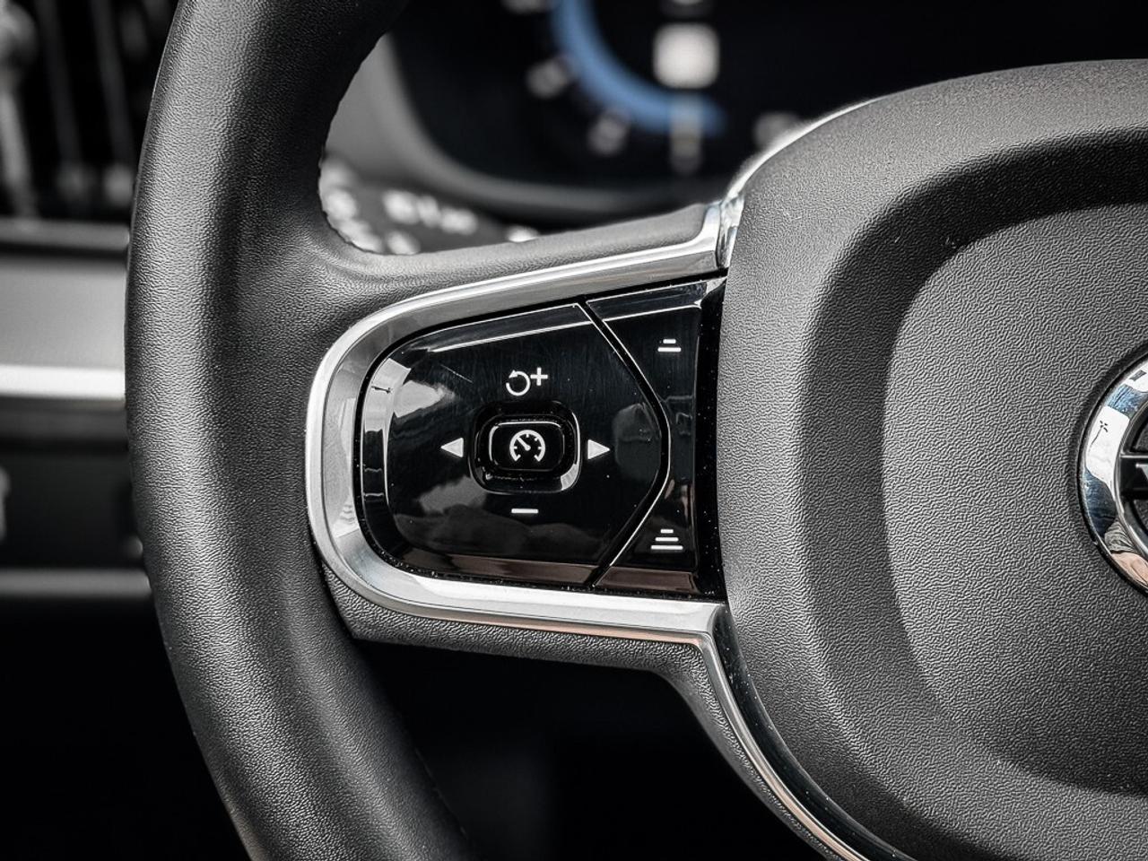 2022 Volvo XC60 B6 R-Design   B6 R-DESIGN   PANO ROOF   NAV   BLIN Photo