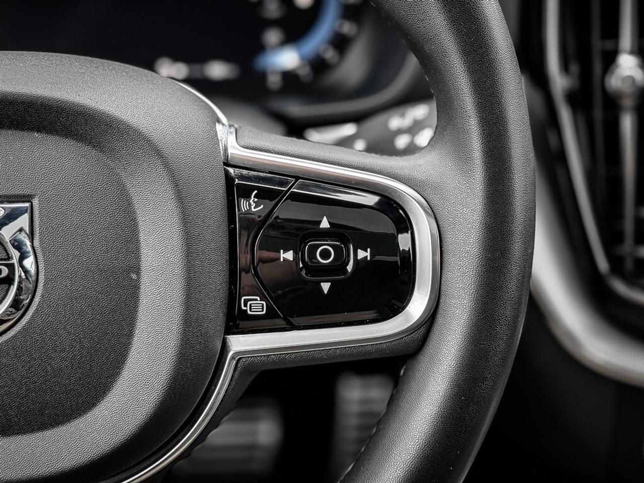 2022 Volvo XC60 B6 R-Design   B6 R-DESIGN   PANO ROOF   NAV   BLIN Photo