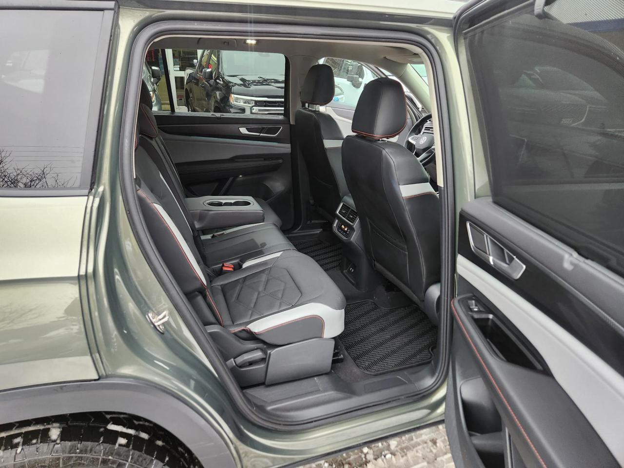 2024 Volkswagen Atlas PEAK EDITION, PANOROOF PKG, CARPLAY,REMOTE STARTER Photo