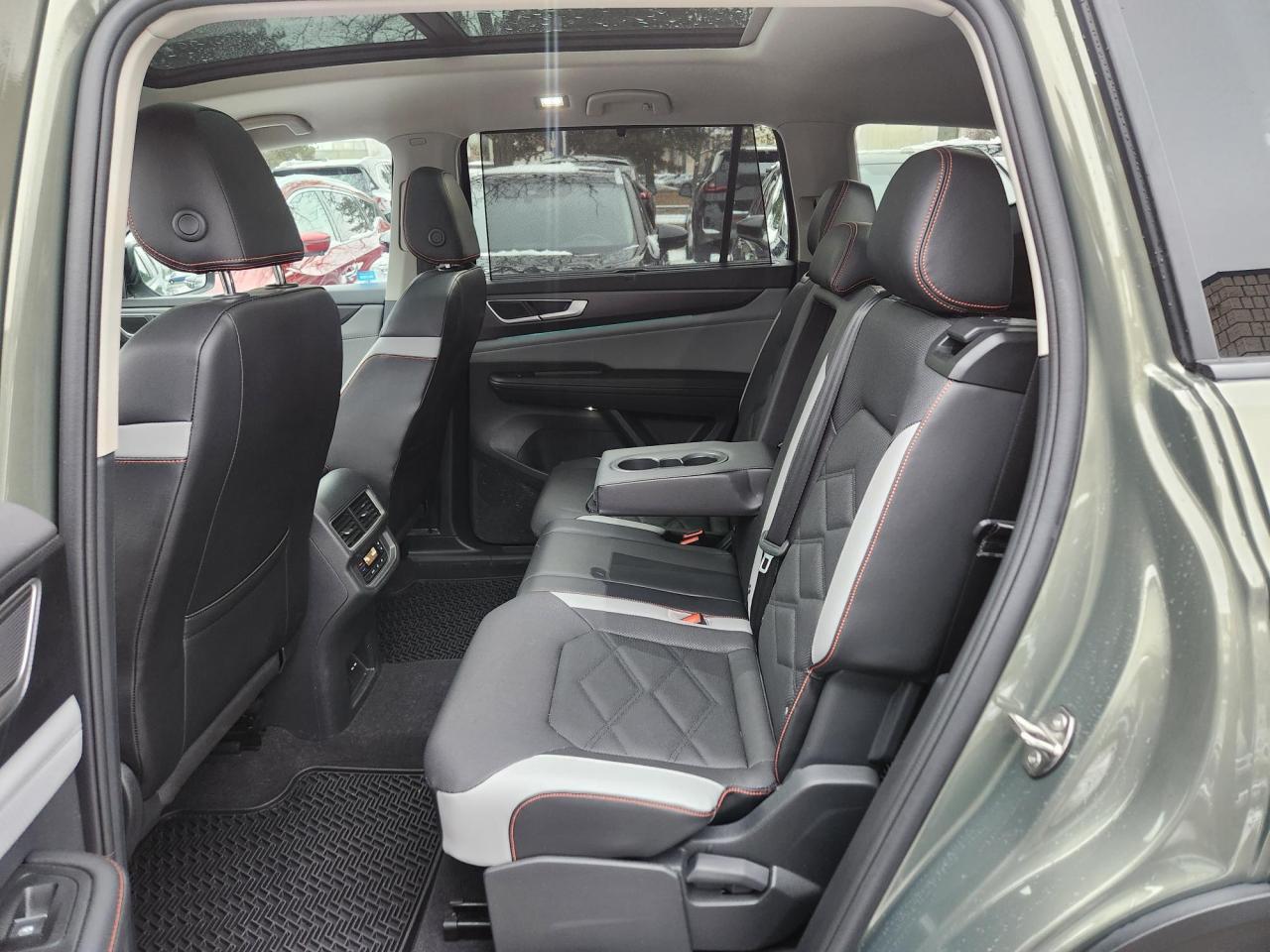 2024 Volkswagen Atlas PEAK EDITION, PANOROOF PKG, CARPLAY,REMOTE STARTER Photo