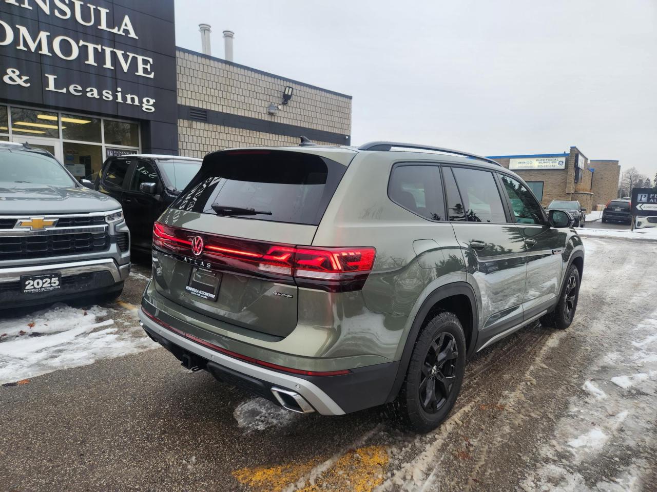 2024 Volkswagen Atlas PEAK EDITION, PANOROOF PKG, CARPLAY,REMOTE STARTER Photo
