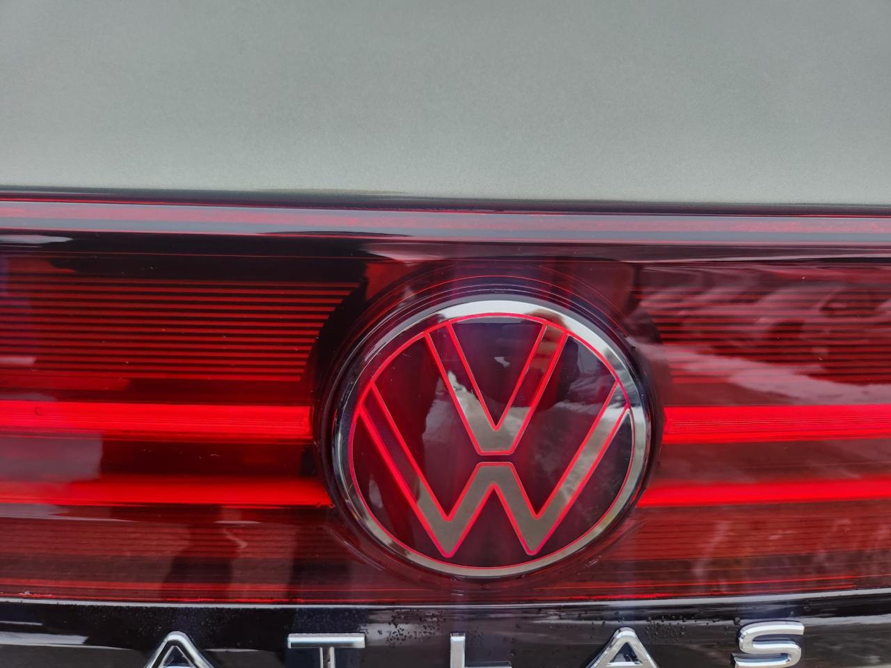 2024 Volkswagen Atlas PEAK EDITION, PANOROOF PKG, CARPLAY,REMOTE STARTER Photo