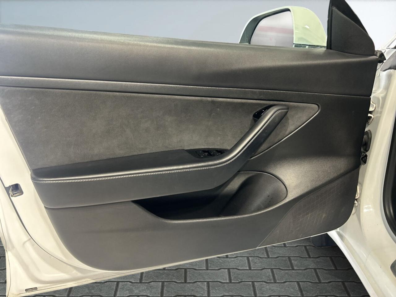 2020 Tesla Model 3 Standard Range Plus / Excellent Condition/Leather/ Photo